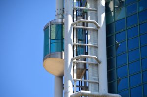 ¿Es obligatoria la instalación de un ascensor en una comunidad de propietarios si sólo lo solicita un vecino? 